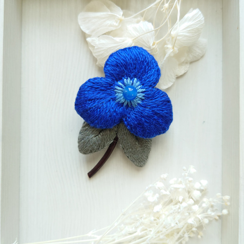 刺繍ブローチ 青いお花とグレーの葉っぱのブローチ ブローチ ほりこ 