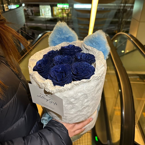 綺麗なキラキラ「グリッターローズ」 青色の猫モチーフ花束 若者の間で