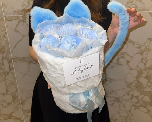 綺麗なキラキラ「グリッターローズ」 青色の猫モチーフ花束 若者の間で