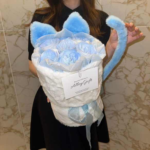 綺麗なキラキラ「グリッターローズ」 青色の猫モチーフ花束 若者の間で