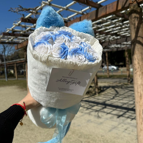 綺麗なキラキラ「グリッターローズ」 青色の猫モチーフ花束 若者の間で