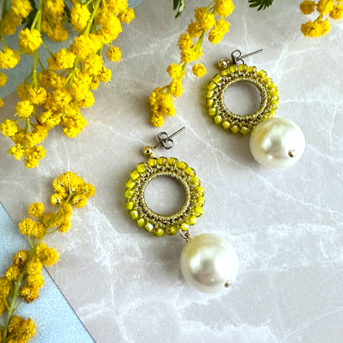ビーズクロッシェ×大粒カラーパールのピアス（イヤリング） ミモザ