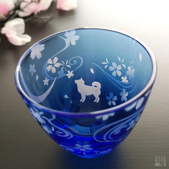 メロウグラスさんの青いお月様の作品 和グラス]夜桜と柴犬のおちょこ おちょこ・ぐい呑み・徳利 浮世絵硝子