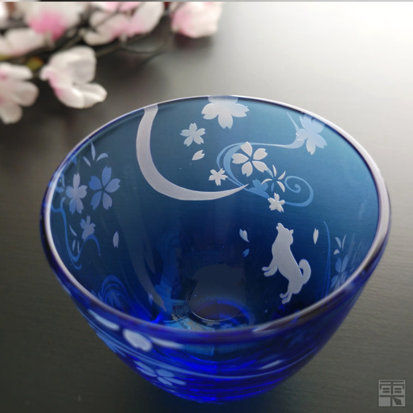 [和グラス] 夜桜と柴犬のおちょこ 2枚目の画像