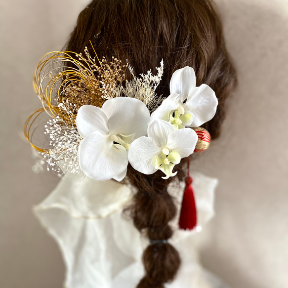 胡蝶蘭と赤いタッセルの髪飾り　水引付き　結婚式　卒業式　袴　成人式　振袖　 1枚目の画像