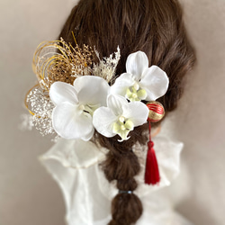 胡蝶蘭と赤いタッセルの髪飾り　水引付き　結婚式　卒業式　袴　成人式　振袖　 2枚目の画像