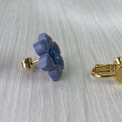 Purple flower stud earrings 4枚目の画像