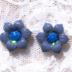 Purple flower stud earrings 1枚目の画像