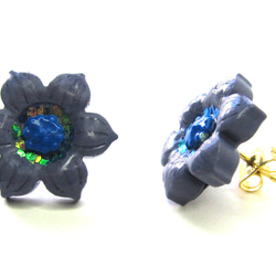 Purple flower stud earrings 5枚目の画像