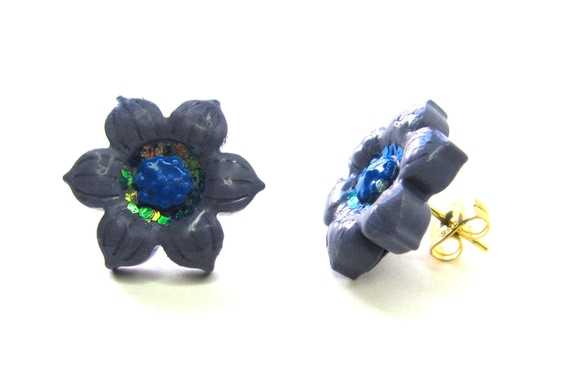 Purple flower stud earrings 5枚目の画像