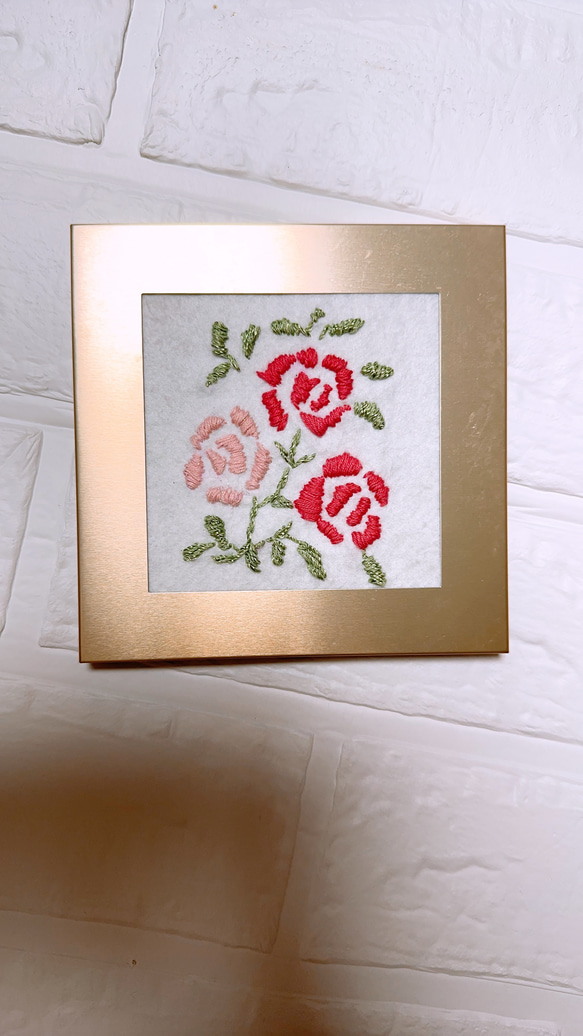 とても可愛いバラ刺繍フレームです（ゴールドフレーム） 5枚目の画像