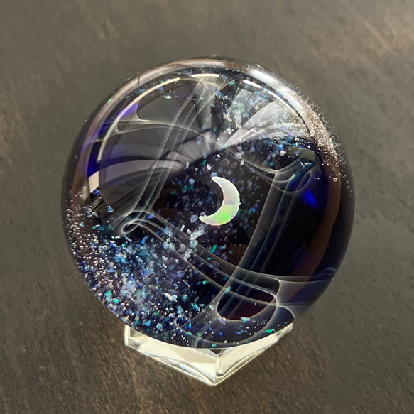 三日月とクラッシュオパールのガラスマーブル（球体オブジェ）直径約45㎜ 宇宙ガラス 10枚目の画像
