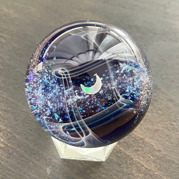 三日月とクラッシュオパールのガラスマーブル（球体オブジェ）直径約45㎜ 宇宙ガラス 8枚目の画像