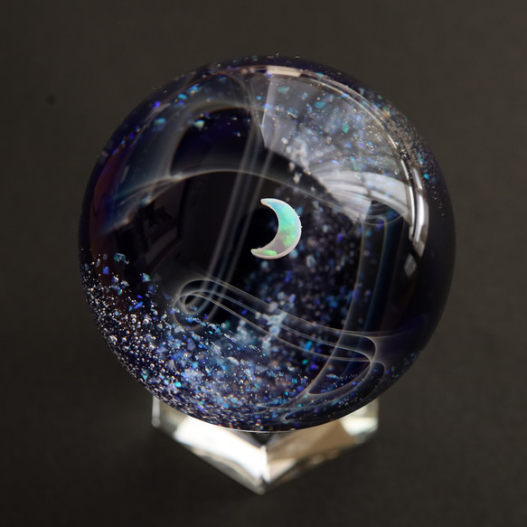 三日月とクラッシュオパールのガラスマーブル（球体オブジェ）直径約45㎜ 宇宙ガラス 1枚目の画像