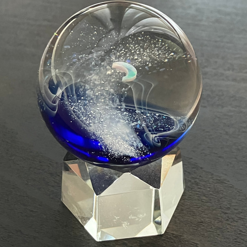 三日月とクラッシュオパールのガラスマーブル（球体オブジェ）直径約45