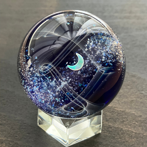 三日月とクラッシュオパールのガラスマーブル（球体オブジェ