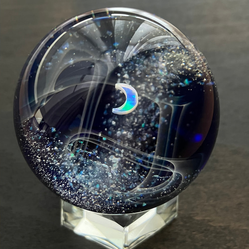 三日月とクラッシュオパールのガラスマーブル（球体オブジェ）直径約45
