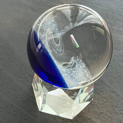三日月とクラッシュオパールのガラスマーブル（球体オブジェ）直径約45㎜ 宇宙ガラス 6枚目の画像