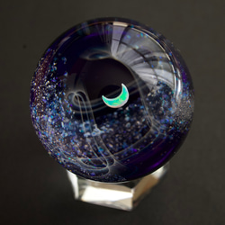 三日月とクラッシュオパールのガラスマーブル（球体オブジェ）直径約45㎜ 宇宙ガラス 2枚目の画像