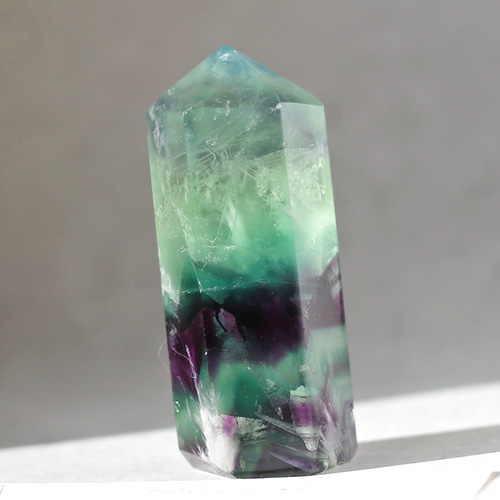 ✨自然の芸術✨幻想的な模様✨虹入り エンジェルフェザー フローライト原石 天然石 エンジェルフェザーフローライト 六角柱 ポイント 天然石 蛍石