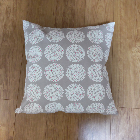 クッションカバー　サークルフラワー　グレージュ 2枚目の画像