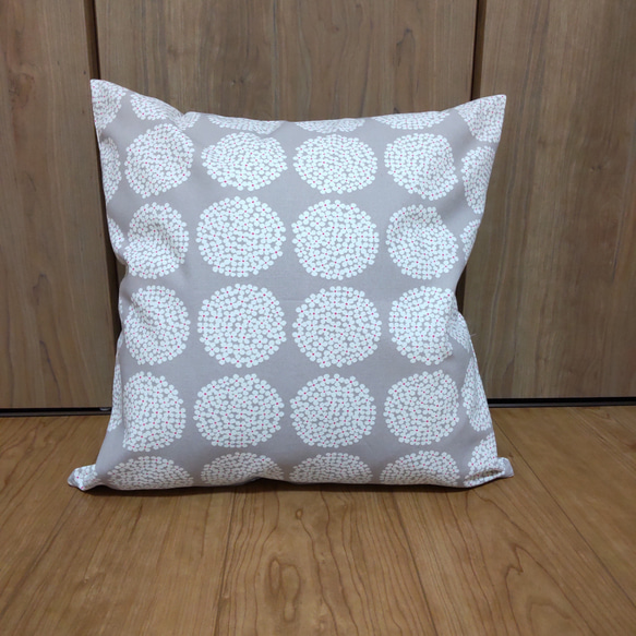 クッションカバー　サークルフラワー　グレージュ 1枚目の画像