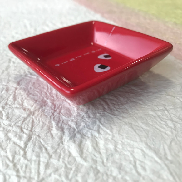 オイシイおにぎり　豆皿(赤) 4枚目の画像