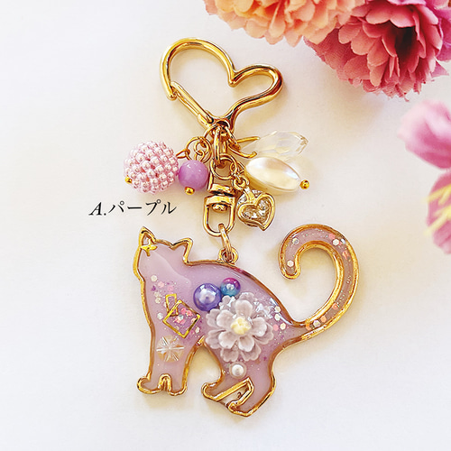 彩りフラワー＆猫ちゃんのレジンキーホルダー・キーチェーン