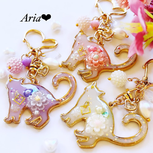 彩りフラワー＆猫ちゃんのレジンキーホルダー・キーチェーン