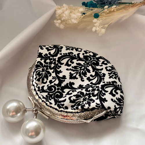 大人可愛いダマスク柄❤︎手のひらサイズの がま口 ポーチ 白×黒 M  