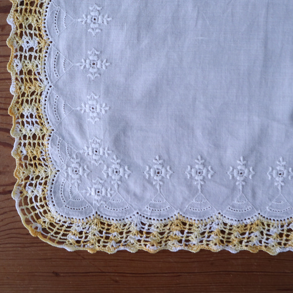 ドイツの手仕事/素敵な黄色のグラデーション糸で編まれたエジング編みハンカチ 手編み(ヴィンテージ) 3枚目の画像
