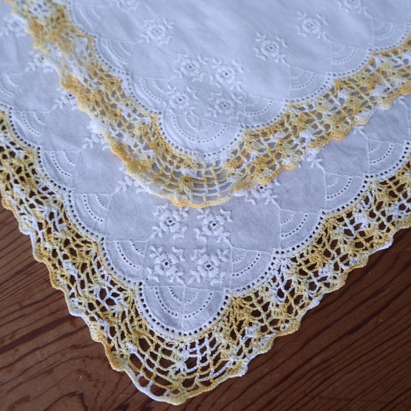 ドイツの手仕事/素敵な黄色のグラデーション糸で編まれたエジング編みハンカチ 手編み(ヴィンテージ) 9枚目の画像