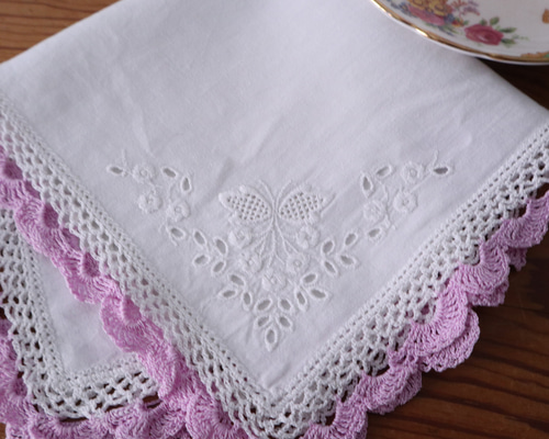 ドイツの手仕事/ラベンダー色の糸で編まれたスカラップレース ハンカチ