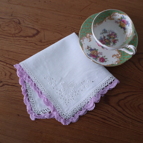 ドイツの手仕事/ラベンダー色の糸で編まれたスカラップレース ハンカチ