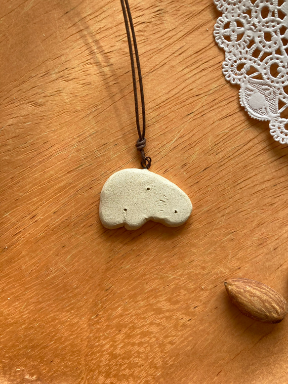 なぞ動物 オーブン陶土ペンダント(Ｃ) 2枚目の画像