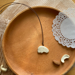 なぞ動物 オーブン陶土ペンダント(Ｃ) 1枚目の画像