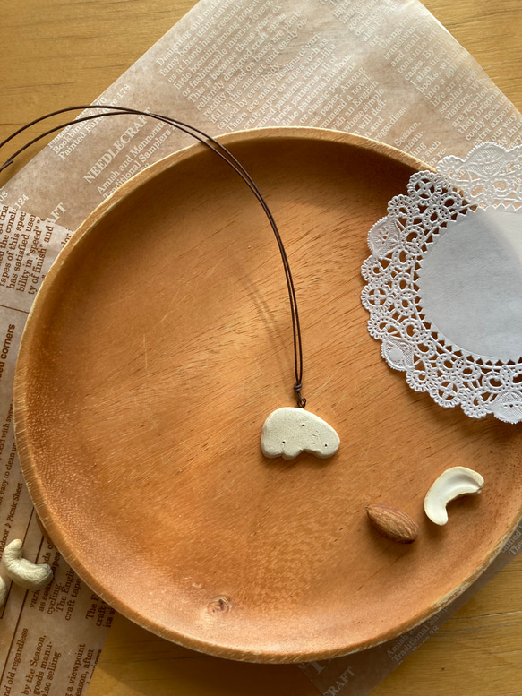 なぞ動物 オーブン陶土ペンダント(Ｃ) 1枚目の画像