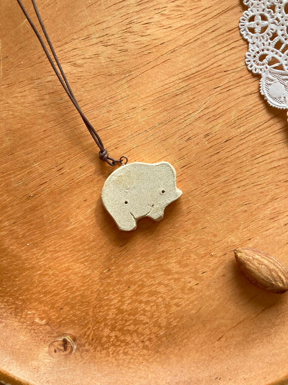 なぞ動物 オーブン陶土ペンダント(Ｄ) 2枚目の画像