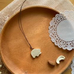 なぞ動物 オーブン陶土ペンダント(Ｄ) 1枚目の画像