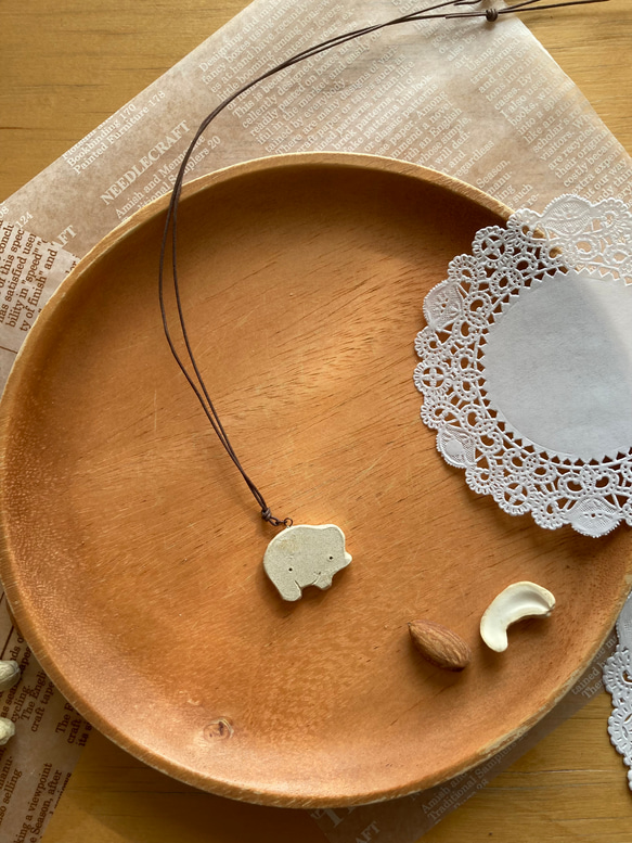 なぞ動物 オーブン陶土ペンダント(Ｄ) 1枚目の画像