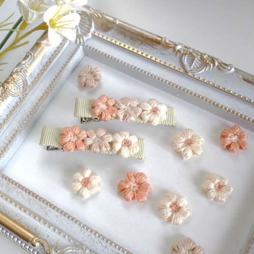 ✿グログランリボンと刺繍糸のお花のヘアクリップ‪✿ ヘアクリップ‬