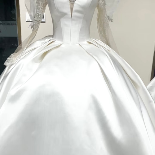 エレガント！オフホワイト 高級サテン シースルー袖ビジュー Vネック  