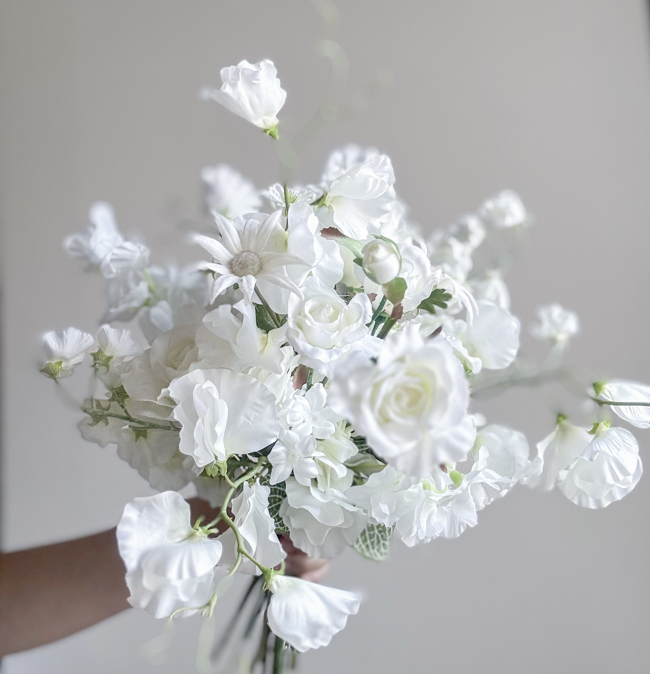 スイートピーとバラのホワイトブーケ　白い花　前撮り　結婚式　ウェディング　ナチュラル　アーティフィシャルフラワー　造花