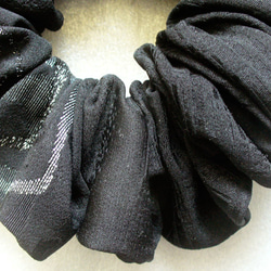 ゴム交換可能 ブラック アクセント縫い取り刺繡 シュシュ シルク 着物リメイク 3枚目の画像