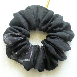 ゴム交換可能 ブラック アクセント縫い取り刺繡 シュシュ シルク 着物リメイク 2枚目の画像