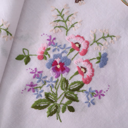 フランスの手仕事/可愛い野花を束ねたブーケの周りを蜂が飛ぶ 手刺繍 テーブルクロス・生地 (ヴィンテージ) 14枚目の画像