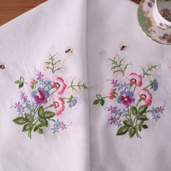 フランスの手仕事/可愛い野花を束ねたブーケの周りを蜂が飛ぶ 手刺繍 テーブルクロス・生地 (ヴィンテージ) 12枚目の画像