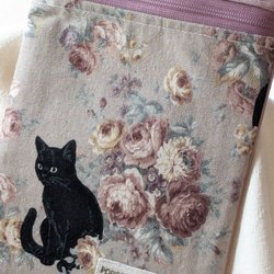 リアルな黒猫・コットンリネンのスマホポシェット(ファスナータイプ・ピンク系) 7枚目の画像
