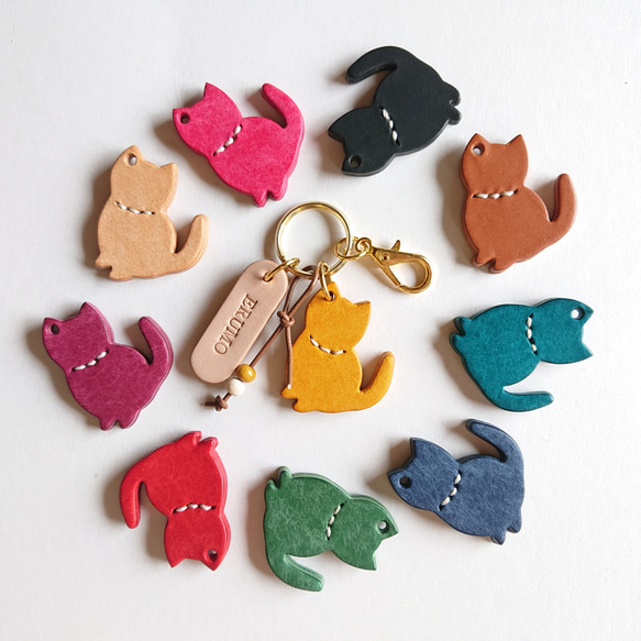 ちょこんとちびねこ♪レザーのねこキーホルダー♪無料刻印＆肉球