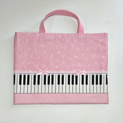 レッスンバッグ 音符ピアノ鍵盤柄 ピンク レースリボン キルティング　音楽絵本バック 1枚目の画像